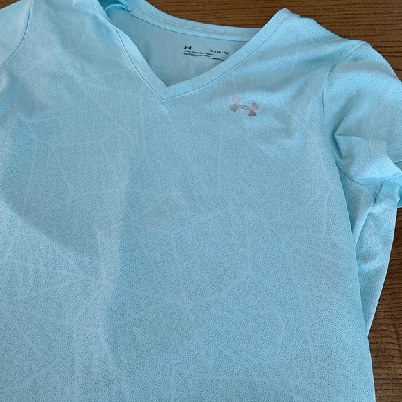Womens light blue XL under Armour heat gear short sleeved with geometric print - Picture 4 of 5
